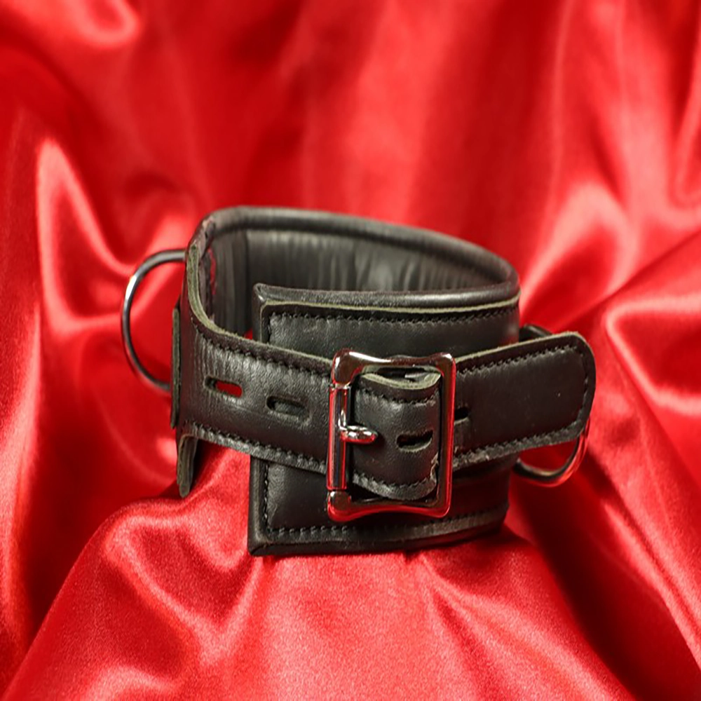 Detaljbild på baksidan av svart BDSM-halsband med exklusiva detaljer från Chambers of Love. Elegant och noggrant designad för maximal komfort och stil.