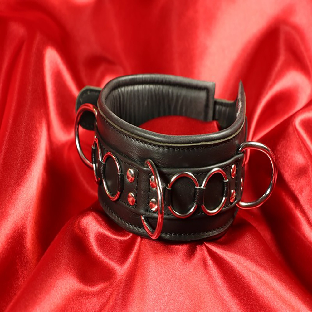 Detaljbild på svart BDSM-halsband med exklusiva detaljer från Chambers of Love. Elegant och noggrant designad för maximal komfort och stil.