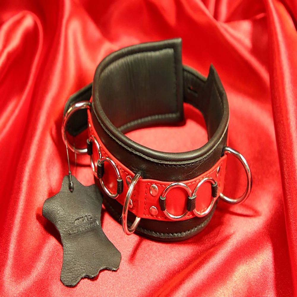 Svart och rött BDSM-halsband i äkta läder med exklusiva detaljer från Chambers of Love. Lyxigt och elegant ur vårt premiumsortiment.