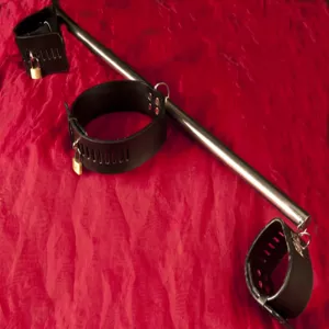 Hals- och armspridare från Chambers of Love. Designad för BDSM och bondage-sessioner, med fokus på säkerhet och komfort.