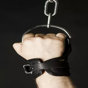 BDSM-Hängfesseln mit großem D-Ring von Chambers of Love, gefertigt aus Premiumleder. Exklusives, robustes Design für sichere und bequeme Anwendung.