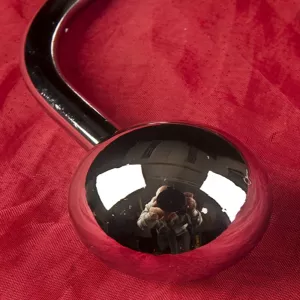 Bondagekrok ASB-300 med kula från Chambers of Love – robust och funktionell design som visar närbild på kulan för intensiva BDSM-sessioner.