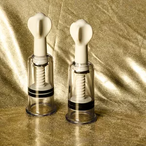 Nipple pump M i transparent plast med grå detalj från Chambers of Love för intensiv bröstvårta klitoris och ollonpumpning