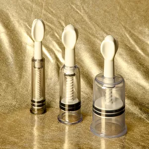 Nipple pump S i transparent plast med grå detalj från Chambers of Love för intensiv bröstvårta och klitorispumpning