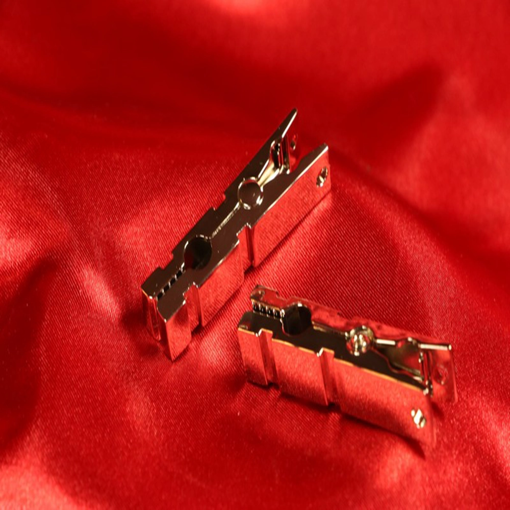 Brustwarzenklemmen aus Metall, designt wie Wäscheklammern mit scharfen Rillen für intensive Lust während BDSM-Sessions. Nicht verstellbar.