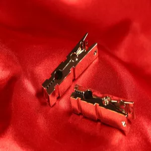 Brustwarzenklemmen aus Metall, designt wie Wäscheklammern mit scharfen Rillen für intensive Lust während BDSM-Sessions. Nicht verstellbar.