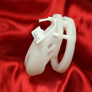 CB6000-kuristusvyö silikonista, mukana koodatut kertakäyttö- ja riippulukot. Täydellinen hallintaan, mukavuuteen ja huomaamattomuuteen, Chambers of Loven CBT-mallistosta.