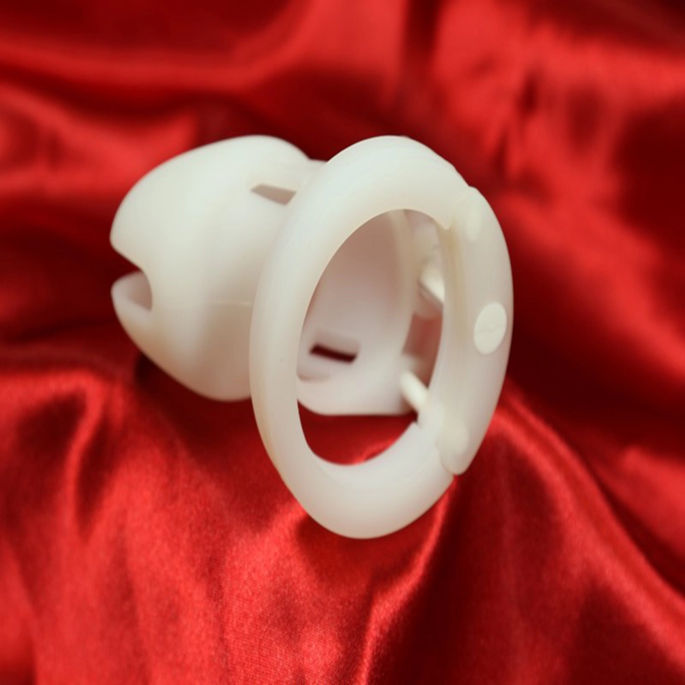 CB6000 Keuschheitskäfig aus Silikon, seitlich gezeigt mit detaillierter Ansicht der Penisposition. Mit Vorhängeschloss für sichere Verriegelung, aus der CBT-Kollektion von Chambers of Love.