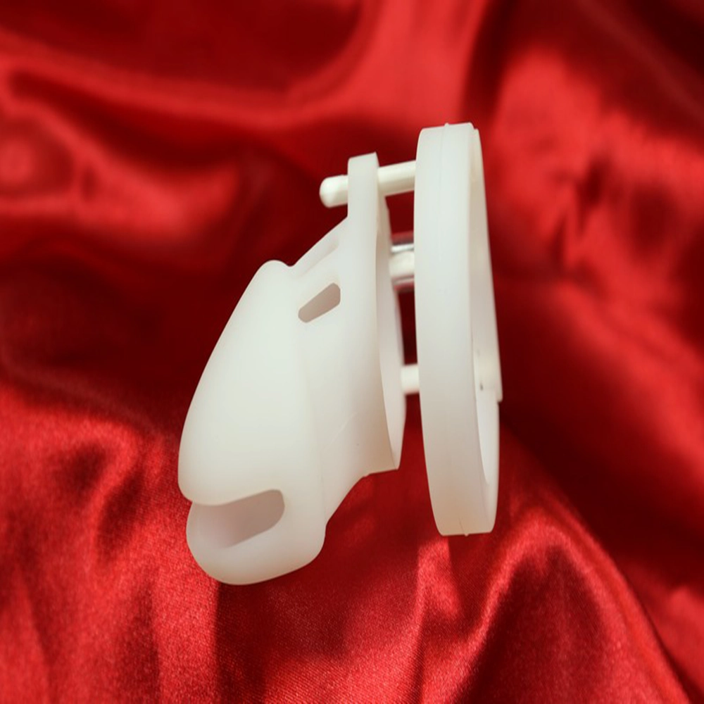 CB6000 Keuschheitskäfig aus Silikon, von unten gezeigt mit einer detaillierten Ansicht des Designs und der Verriegelung. Perfekt für Kontrolle, Komfort und Diskretion, aus der CBT-Kollektion von Chambers of Love.