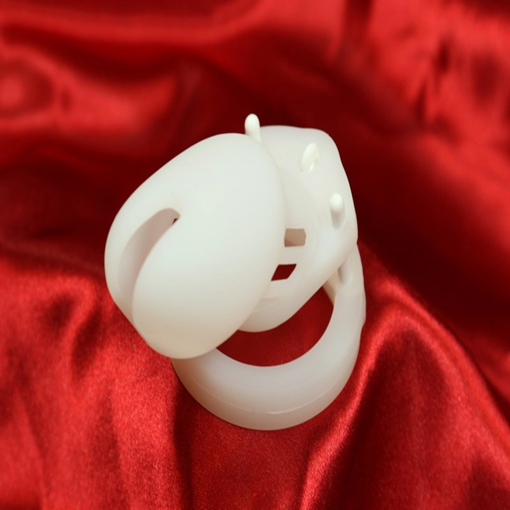 CB6000 Keuschheitskäfig aus Silikon, von oben gezeigt mit einer detaillierten Ansicht des Designs und der Verriegelung. Perfekt für Kontrolle, Komfort und Diskretion, aus der exklusiven CBT-Kollektion von Chambers of Love.