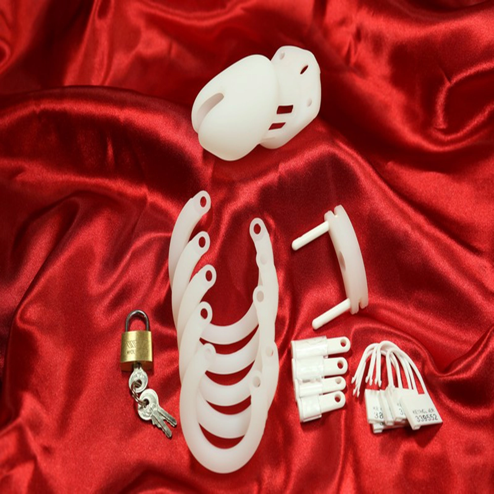 CB6000 Keuschheitskäfig aus Silikon, gezeigt mit allen enthaltenen Teilen wie Vorhängeschloss und Ringen. Perfekt für langfristige Kontrolle, Komfort und Diskretion, aus der exklusiven CBT-Kollektion von Chambers of Love.