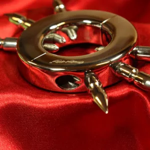 Lähikuva tämän piikikkään kivesvenyttimen yksityiskohdista – Eksklusiivinen CBT-tuote Chambers of Lovelta, tuotenumero ASB2101, intensiivisiin tuntemuksiin ja kipuun.