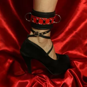Läderfotboja i rött och svart med låsbara detaljer, en del av BDSM-set med halsband och handbojor från Chambers of Love med artikelnummer XD178BRB