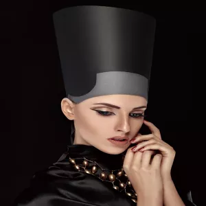 Kleopatra katse alaspäin ja unelmoiva ilme, pohtii Queen G-spot PulseWave -vibraattoria – eksklusiivista nautintoa Chambers of Lovelta.