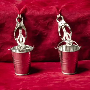 Japanische Clover-Klemmen mit kleinen Eimern von Chambers of Love – Perfekt zur Anpassung der Intensität mit Gewichten und für einzigartige BDSM-Erlebnisse.