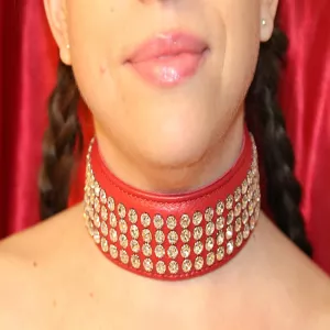 Rotes BDSM-Halsband mit vier Reihen roter Kristalle ohne D-Ring an Model von Chambers of Love. Exklusiv und elegant aus unserer Premiumkollektion.