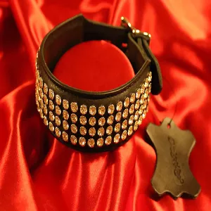 Schwarzes BDSM-Halsband mit vier Reihen schwarzer Kristalle ohne D-Ring an Model von Chambers of Love, vor schwarzem Hintergrund fotografiert. Exklusiv und elegant aus unserer Premiumkollektion.