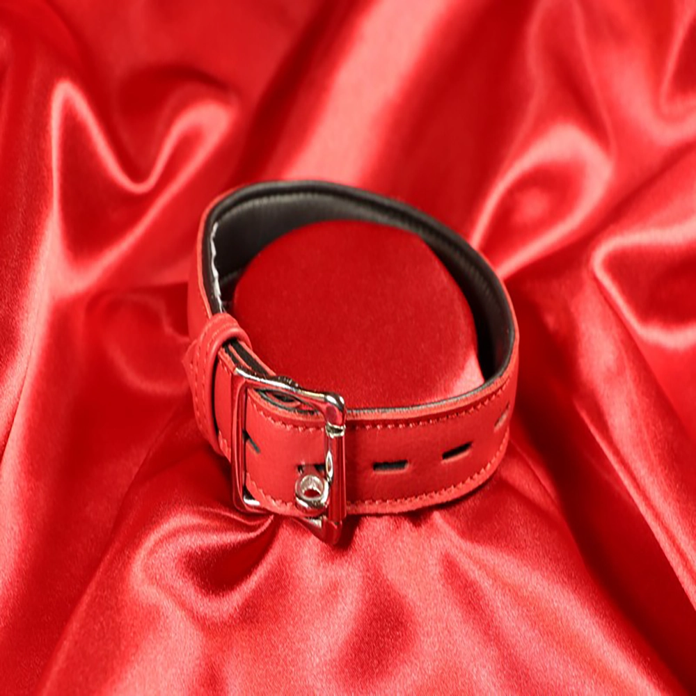 Baksida av fodrat rött BDSM-halsband med fokus på detaljer från Chambers of Love. Elegant, bekvämt och exklusivt ur vårt premiumsortiment.