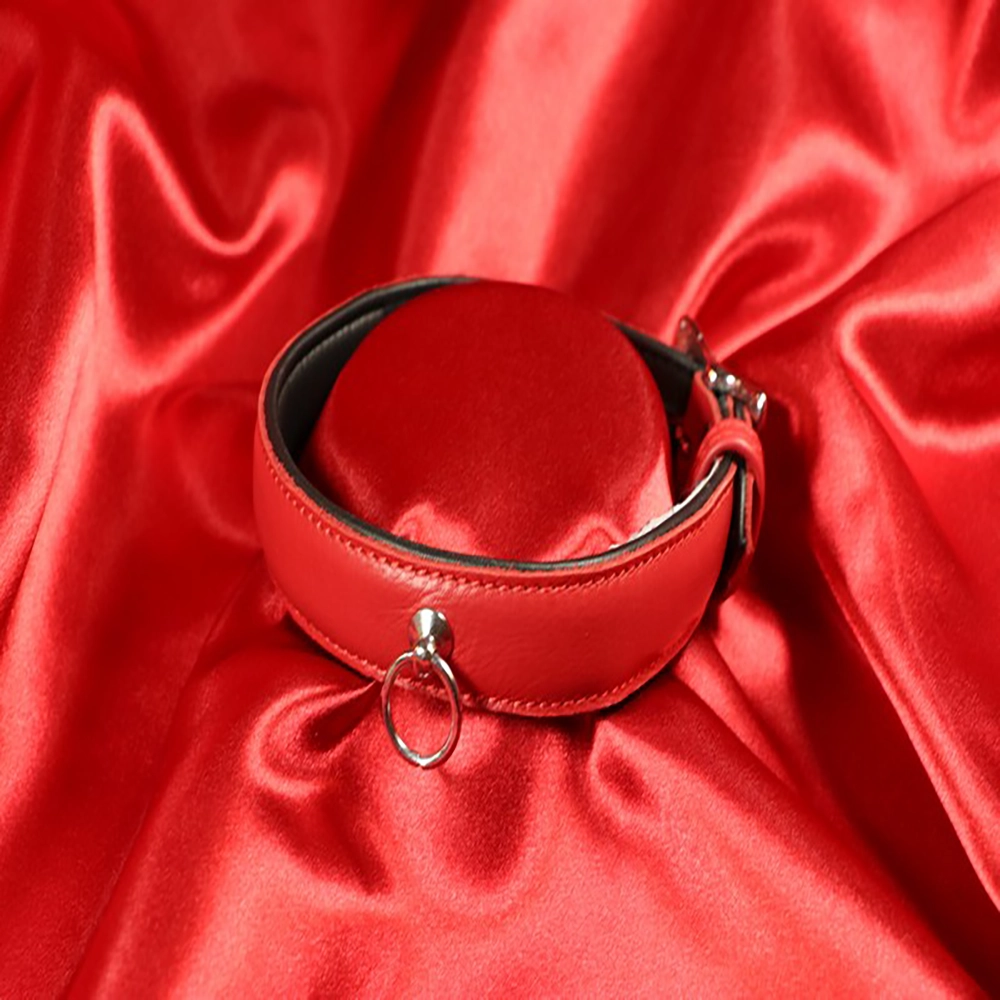 Framsida av fodrat rött BDSM-halsband med fokus på detaljer från Chambers of Love. Elegant, bekvämt och exklusivt ur vårt premiumsortiment.