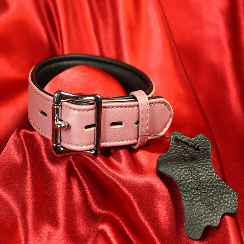 Baksida av fodrat rosa BDSM-halsband med detalj på låsbara spännen från Chambers of Love. Elegant, bekväm och exklusiv design.