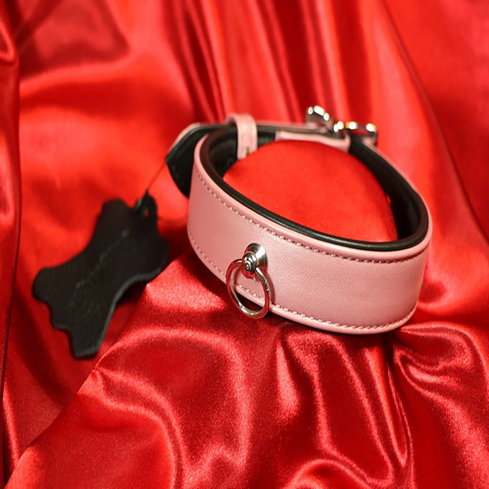 Framsida av fodrat rosa BDSM-halsband med fokus på detaljer från Chambers of Love. Elegant, bekvämt och exklusivt ur vårt premiumsortiment.