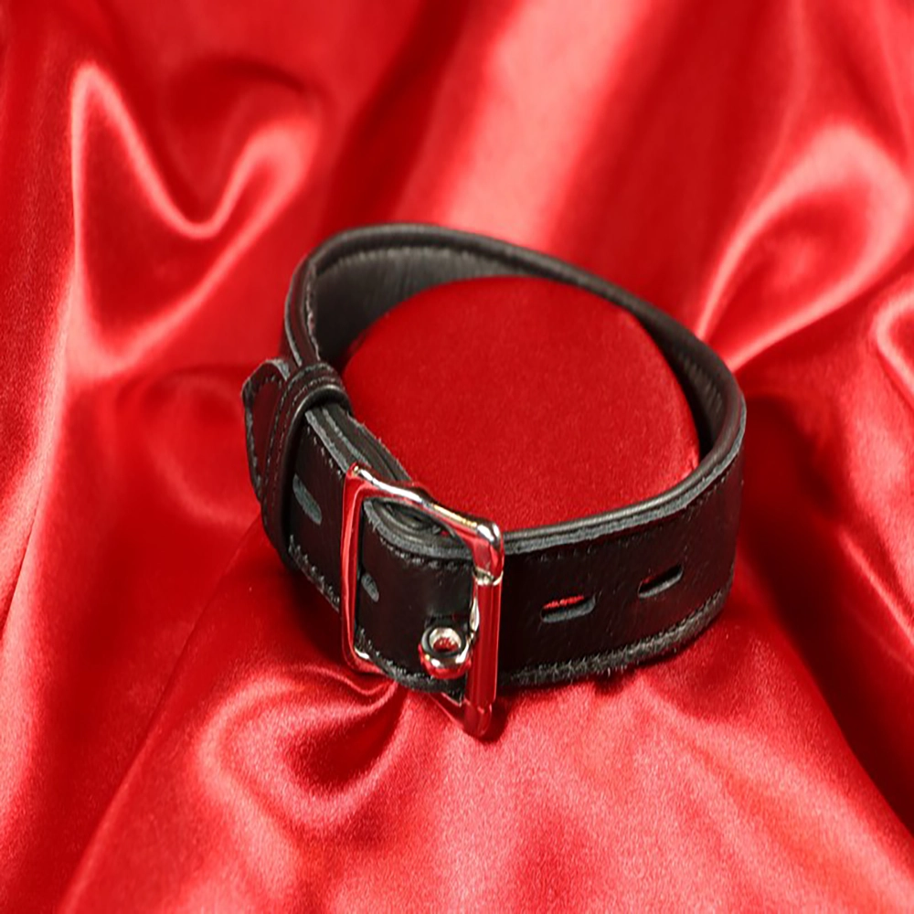 Baksida av fodrat svart BDSM-halsband med fokus på detaljer från Chambers of Love. Elegant, bekvämt och exklusivt ur vårt premiumsortiment.
