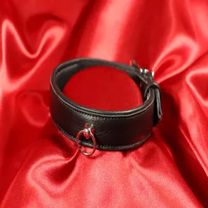 Edestä otettu kuva pehmustetusta mustasta BDSM-kaulapannasta, yksityiskohdat esillä Chambers of Lovelta. Tyylikäs, mukava ja eksklusiivinen osa premium-mallistoamme.