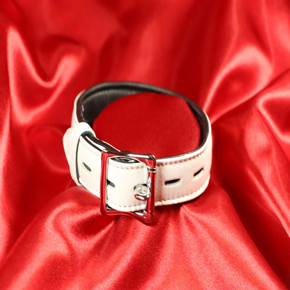 Baksida av fodrat vitt BDSM-halsband med fokus på detaljer från Chambers of Love. Elegant, bekvämt och exklusivt ur vårt premiumsortiment.