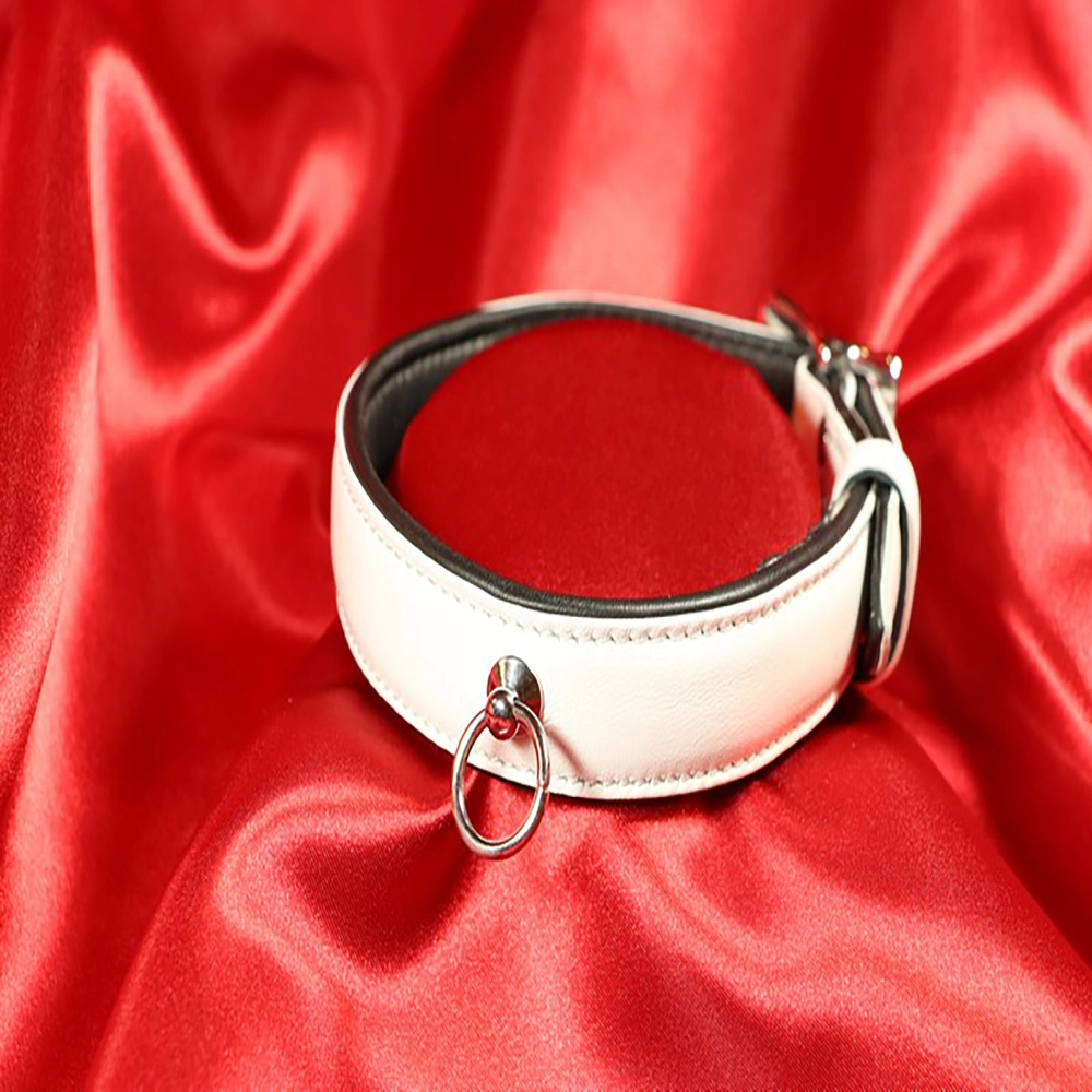 Framsida av fodrat vitt BDSM-halsband med fokus på detaljer från Chambers of Love. Elegant, bekvämt och exklusivt ur vårt premiumsortiment.