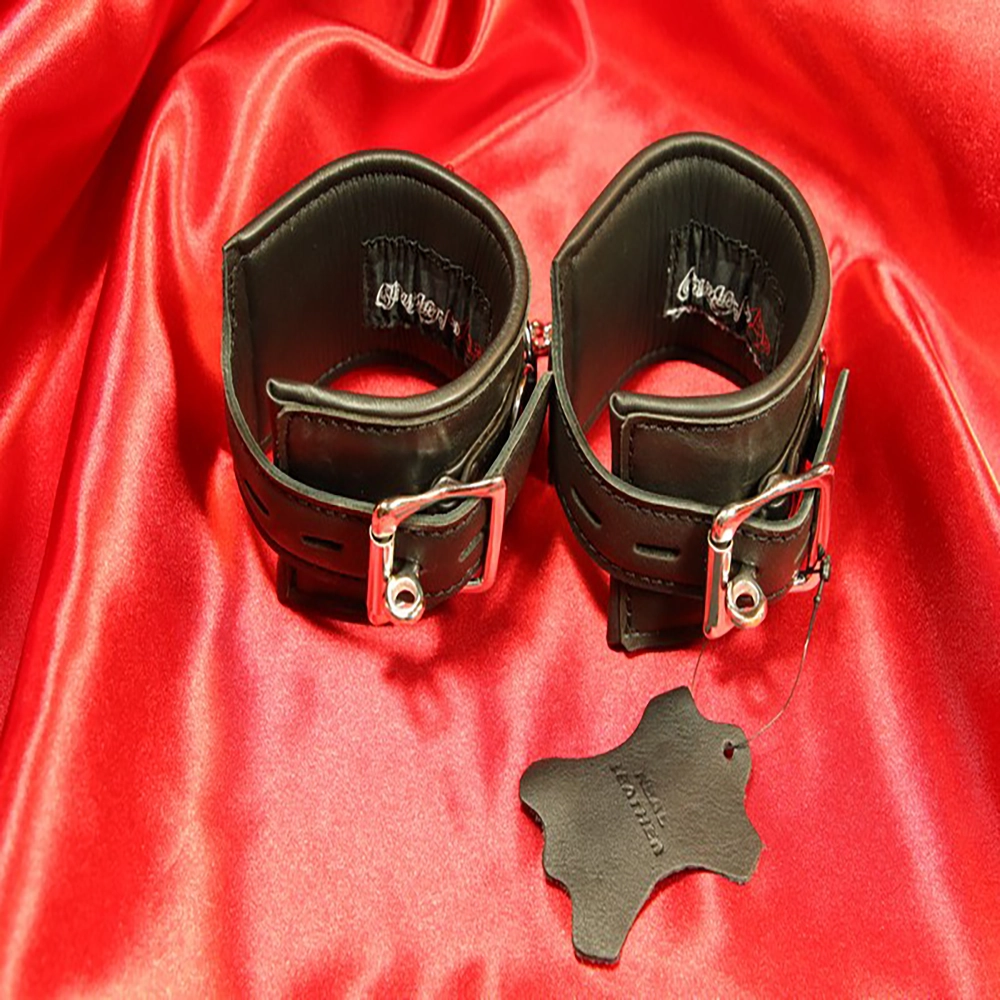 Detaljbild av det låsbara spännet på de svarta BDSM-handbojorna. En säker och stilfull design från Chambers of Love, perfekt för lek och kontroll.