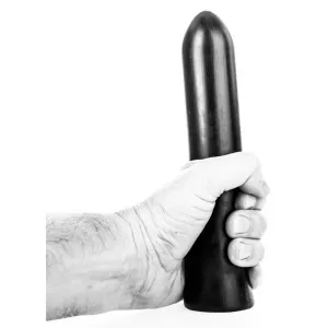 Vit hand på vit bakgrund griper stor svart dildo AB07 Shot hos All Black, visar ergonomisk grepp och slät flexibel design hos Chambers of Love
