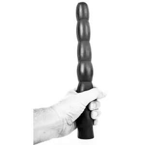 Vit hand håller Dildo Stem AB16 från All Black Beaded i svart PVC – Chambers of Love