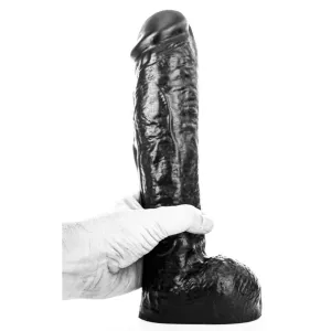 Dildo AB34 All Black Muskelkraft 24 cm svart PVC dildo med realistisk muskulös form och strukturerad yta, hållen i vit hand för att visa stabilitet och grepp, sugkopp synlig längst ned