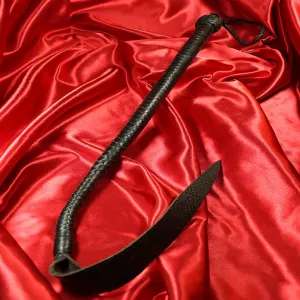 Teufelsflogger in Schwarz aus der exklusiven Peitschenkollektion von Chambers of Love, Artikelnummer XA303BL. Eine luxuriöse und kraftvolle Peitsche, die für intensive BDSM-Spiele mit Fokus auf Stil und Qualität entworfen wurde.