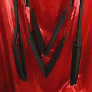 BDSM suspension sex dörrgunga från Chambers of Love – exklusiv, justerbar dörrgunga för spännande och säkra bondagelekar i hemmet eller dungeonstudion.