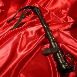 Kaksihäntäinen HOG slapper Chambers of Lovelta, aitoa nahkaa, musta muotoilu. Kuvassa näkyy koko väline, jossa on kaksi häntää ja kartiomainen kahva.