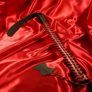 Kaksihäntäinen HOG slapper Chambers of Lovelta, aitoa nahkaa, musta ja punainen muotoilu. Kuvassa näkyy koko väline, jossa on kaksi häntää ja kartiomainen kahva.