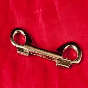 Dubbelkarbin i metall från Chambers of Love för att koppla ihop bojor, kedjor och bondage-tillbehör i BDSM-sessioner.