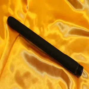 Chambers of Loven anaalisuihkusuutin. Valmistettu silikonista, 25 cm kokonaispituus, 23 cm asetettava pituus ja 2 cm halkaisija. Täydellinen aloittelijoille ja kokeneille, kestävä ja miellyttävä väline hellävaraiseen ja tehokkaaseen intiimihygieniaan.