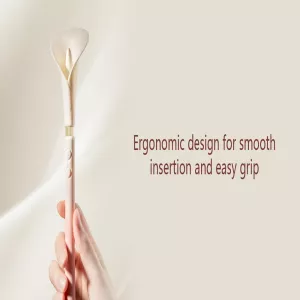 Käsi pitelee Zalo Callaa sivulta, vieressä teksti 'Elegant and Discreet Shape'. Muotoilu korostaa tuotteen tyyliä ja huomaamatonta muotoa. Premium-vibraattori Chambers of Lovelta.