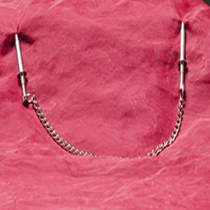 Äärimmäinen pinsettipuristin ketjulla Chambers of Lovelta – Suunniteltu intensiivisiin BDSM-kokemuksiin.