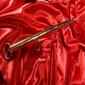 Fast arm- och benspridare från Chambers of Love. Robust design för säker fixering inom bondage och BDSM.
