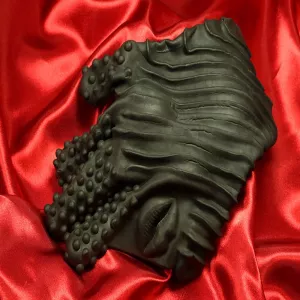 Fist It Masturbation Handske från Chambers of Love, tillverkad i silikon. Perfekt för fisting och avancerad stimulans. Ger maximal kontroll, skydd och komfort vid användning.