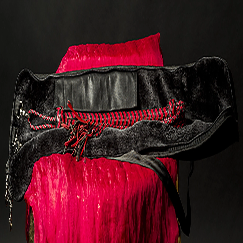 Flogger Bag Chambers of Lovelta. Tyylikäs ja huomaamaton laukku BDSM-välineiden eleganttiin ja diskreettiin kuljetukseen.