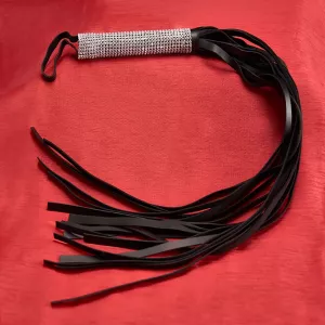 Veganer Flogger mit Diamantgriff – elegante und tierfreundliche Peitsche mit exklusivem Design für stilvolle BDSM Sessions von Chambers of Love.
