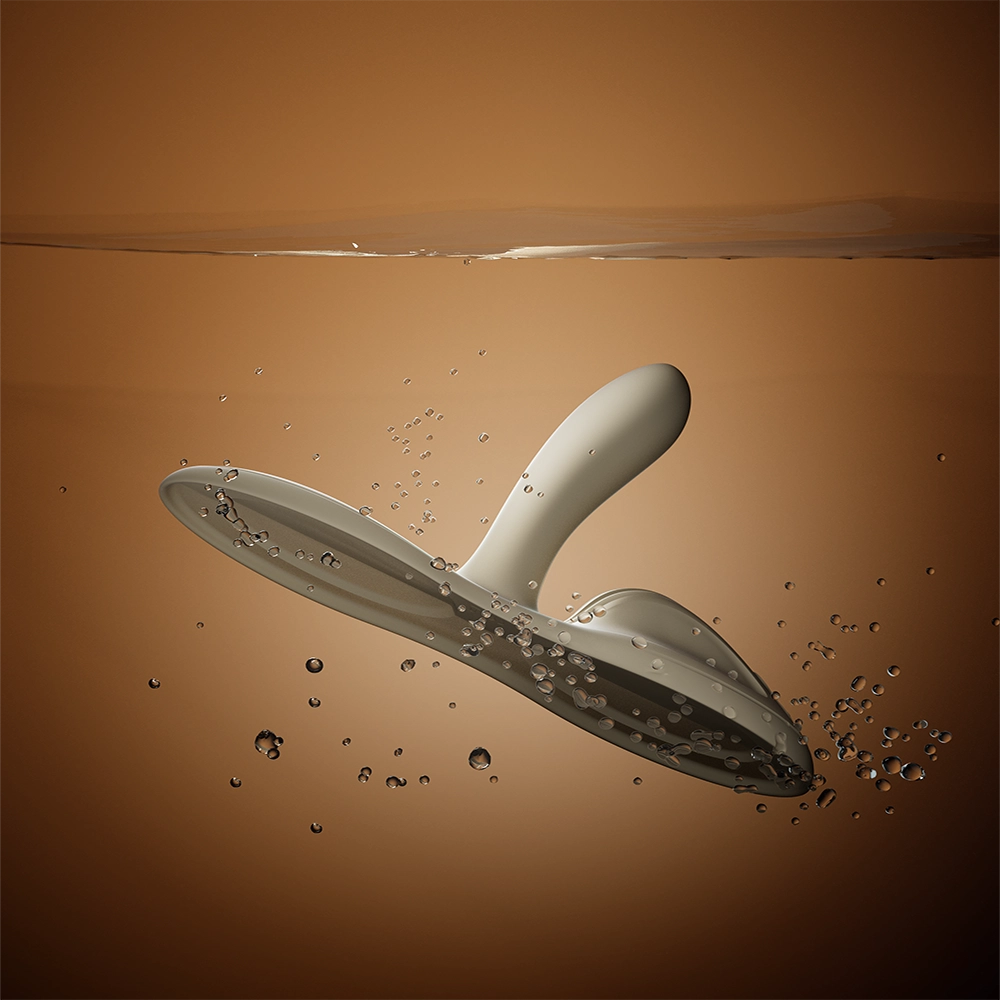 Valkoinen Flora-vibraattori ZALO:lta veden alla – osoittaa vedenkestävyyden ja ylellisen muotoilun, osa Chambers of Loven ainutlaatuista valikoimaa