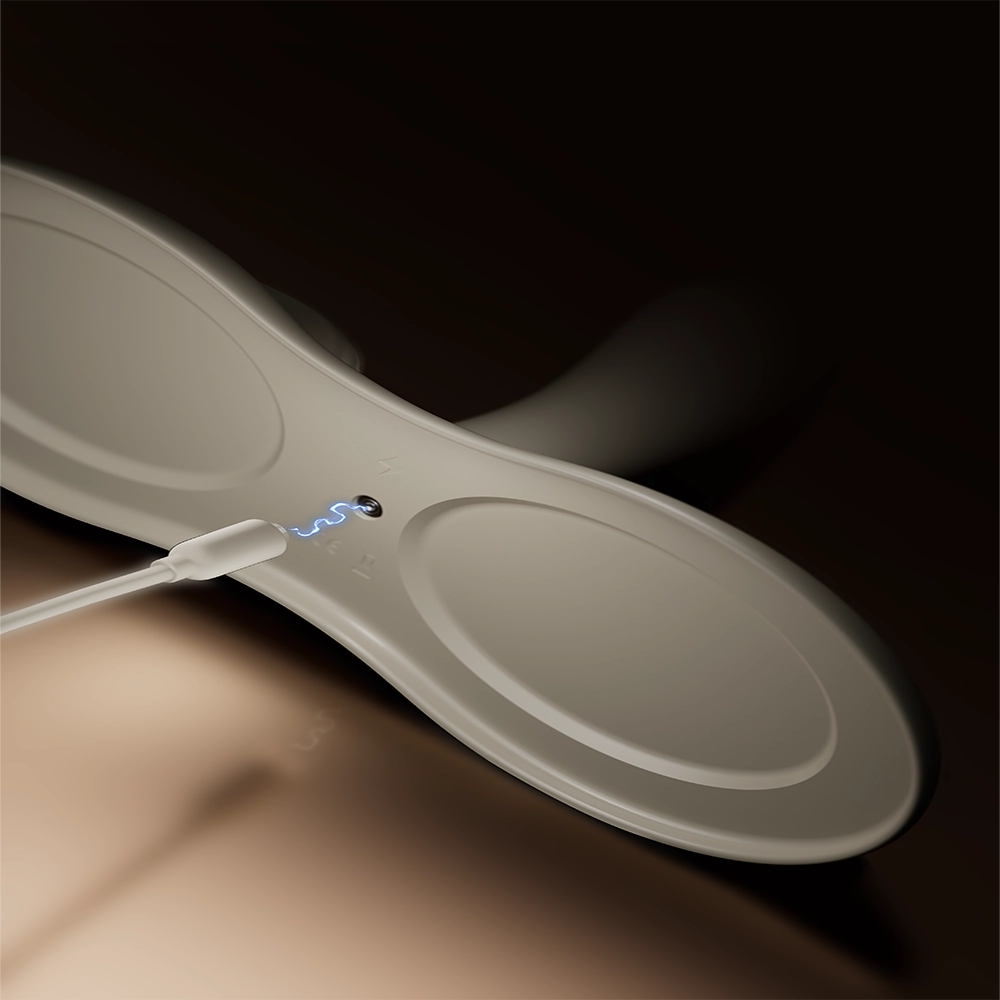 Valkoinen Flora-vibraattori ZALO:lta latauksessa, ylellinen tuote Chambers of Loven ainutlaatuisessa valikoimassa