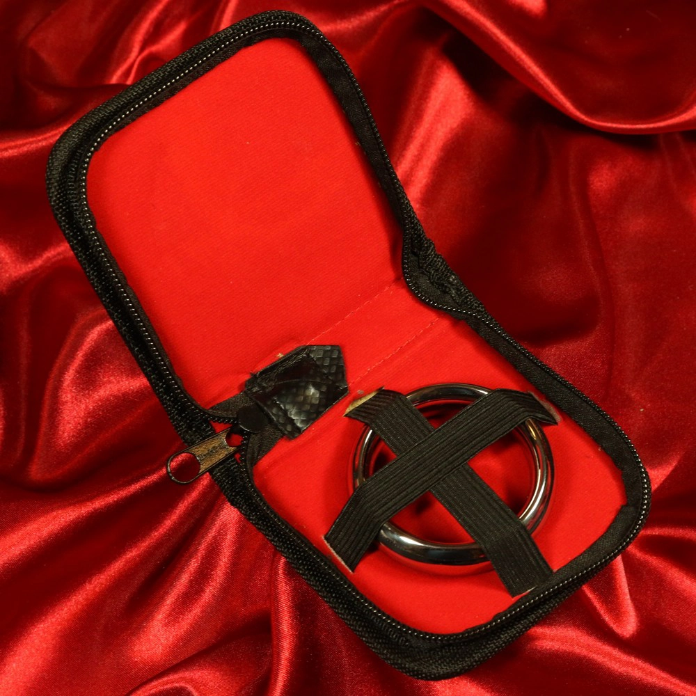 Kuva 50 mm donitsi-penisrenkaasta sen keinonahkaisessa kotelossa, jossa on Chambers of Loven logo – laadun ja eksklusiivisuuden symboli.