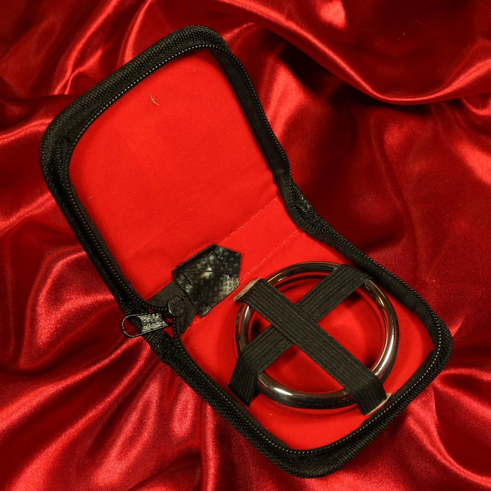 Kuva 55 mm donitsi-penisrenkaasta sen keinonahkaisessa kotelossa, jossa on Chambers of Loven logo – laadun ja eksklusiivisuuden symboli.