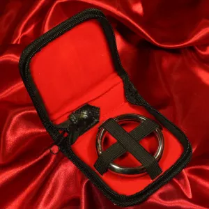 Kuva 45 mm donitsi-penisrenkaasta sen keinonahkaisessa kotelossa, jossa on Chambers of Loven logo – laadun ja eksklusiivisuuden symboli.